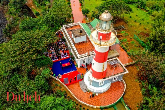 Lễ chào cờ thiêng liêng đón năm mới ở Trạm đèn biển Ba Làng An