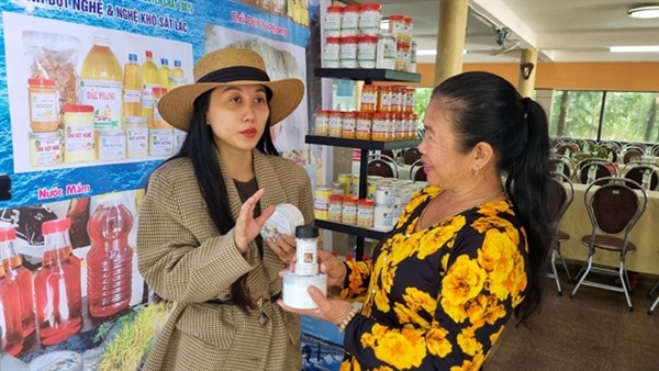 Cô gái trẻ đưa hạt muối Sa Huỳnh vươn xa